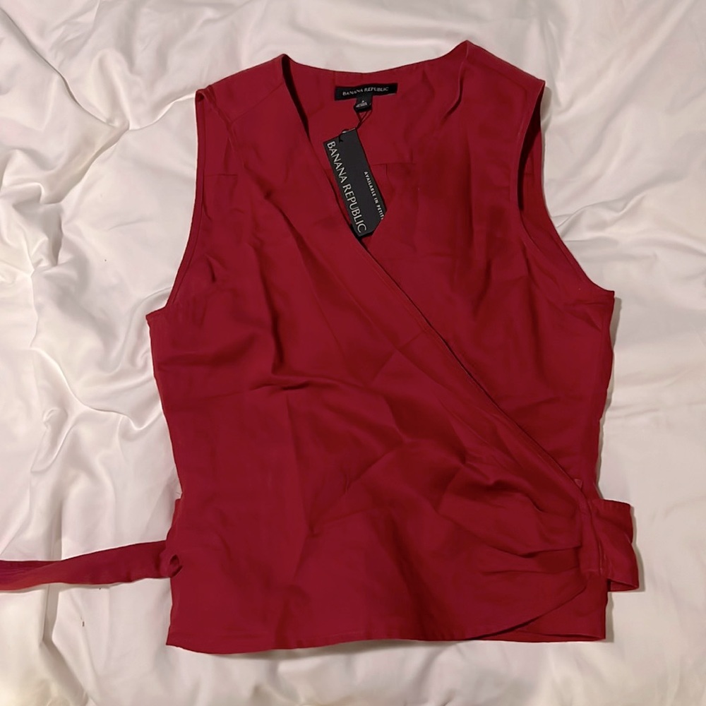 Sleeveless wrap shirt.